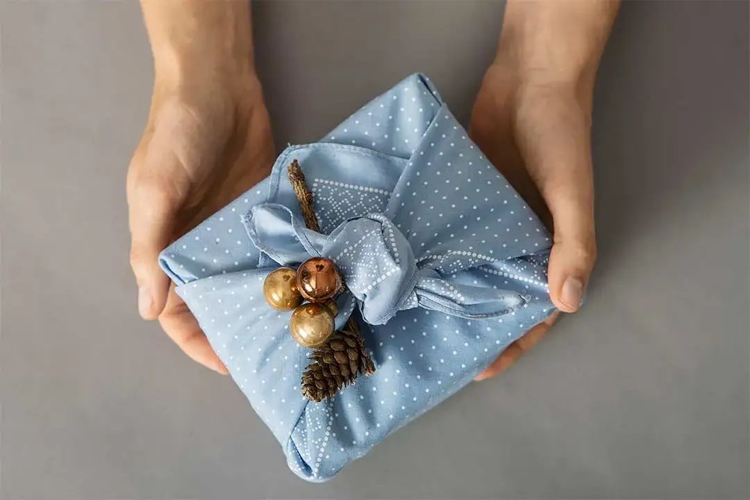 Kreatywne pakowanie książki na prezent: Furoshiki, Eko i DIY