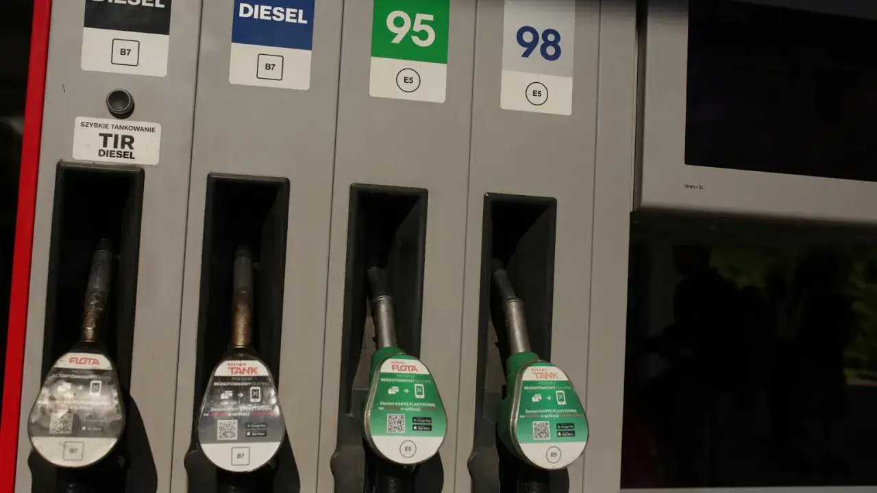 Dwa dystrybutory paliwa z różnymi rodzajami paliwa: Diesel, 95 i 98.