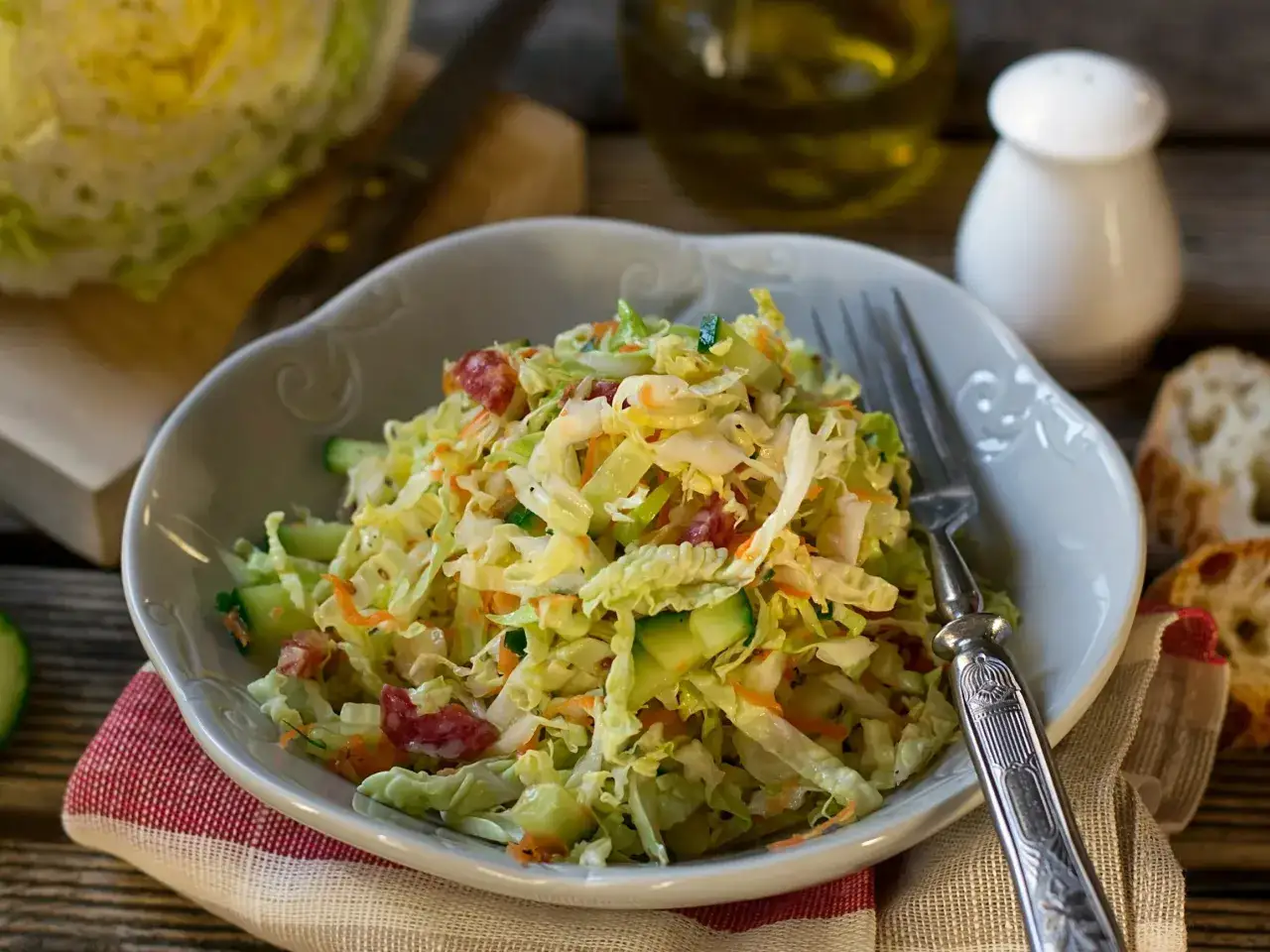 Jak zrobić surówkę z kapusty pekińskiej? Chrupiące przepisy!