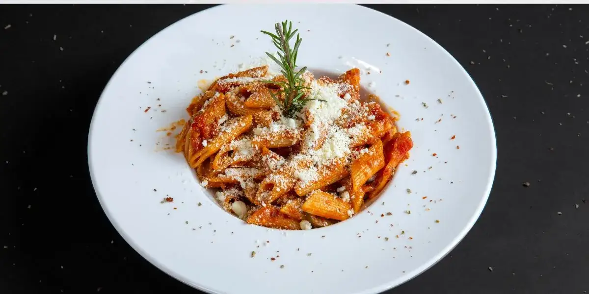 Penne arabiata przepis – prosty sposób na pikantne włoskie danie