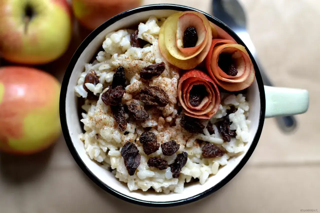 Ryż dla niemowlaka: Jaki wybrać i jak bezpiecznie podawać? Poradnik