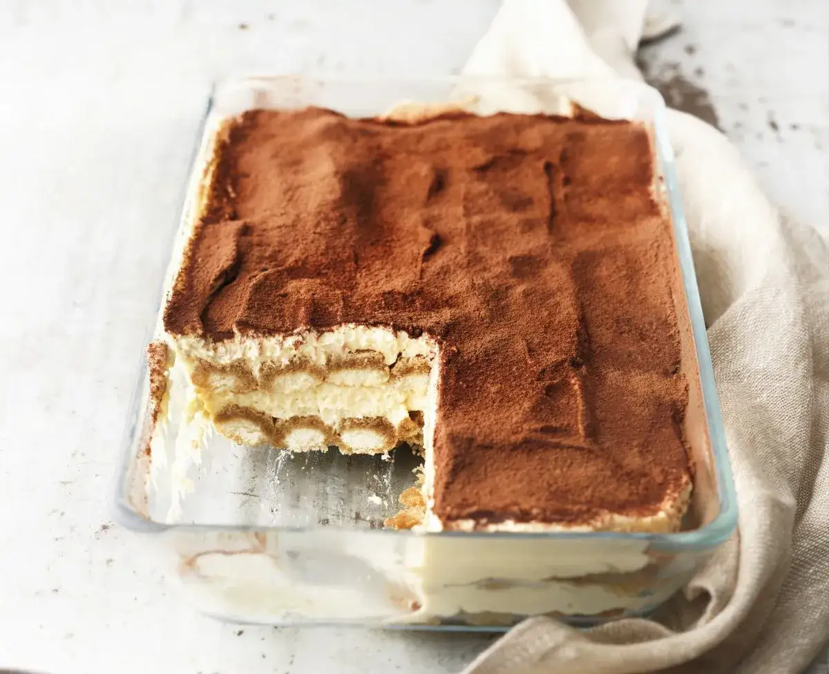 Nie daj się zwieść trudnym przepisom - tiramisu w dużej blaszce łatwo!