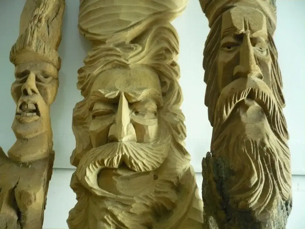 Rzeźby z drewna góralskie: Odkryj ich niezwykłe piękno i znaczenie