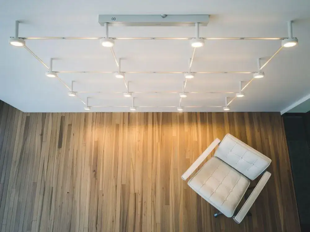 Co ile halogeny w kuchni? Idealne odstępy i planowanie LED