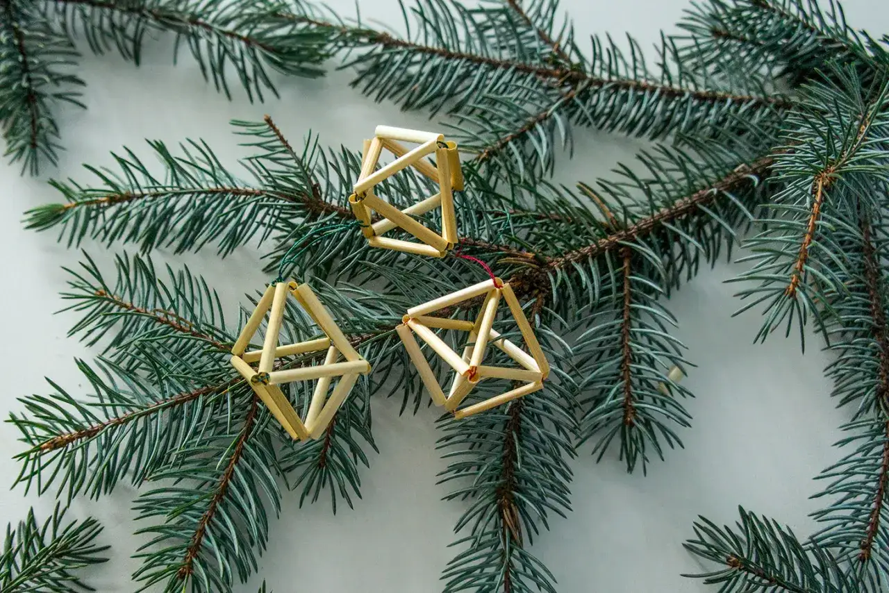 Ozdoby choinkowe ze słomy: przewodnik DIY krok po kroku