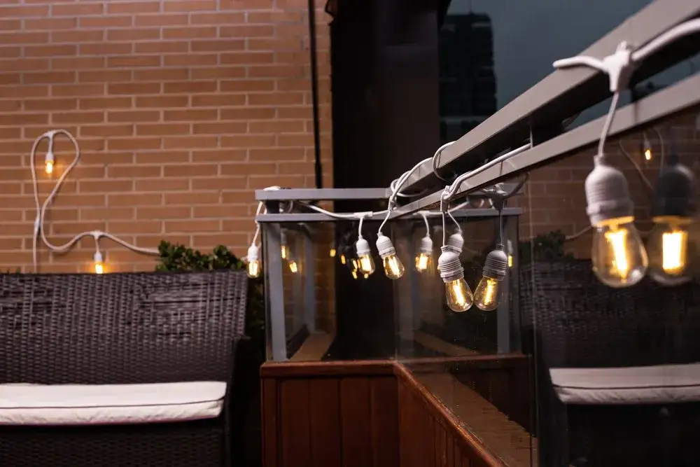 Jak podłączyć lampki na balkonie w bloku - bezpieczne i łatwe sposoby