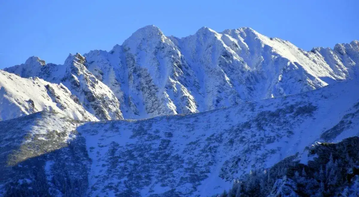 Aktualne zagrożenie lawinowe w Dolinie Chochołowskiej - ostrzeżenia TOPR