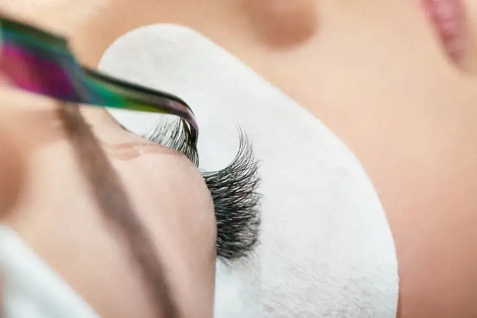 Ile kosztują rzęsy 3D? Ceny i ukryte koszty, które musisz znać