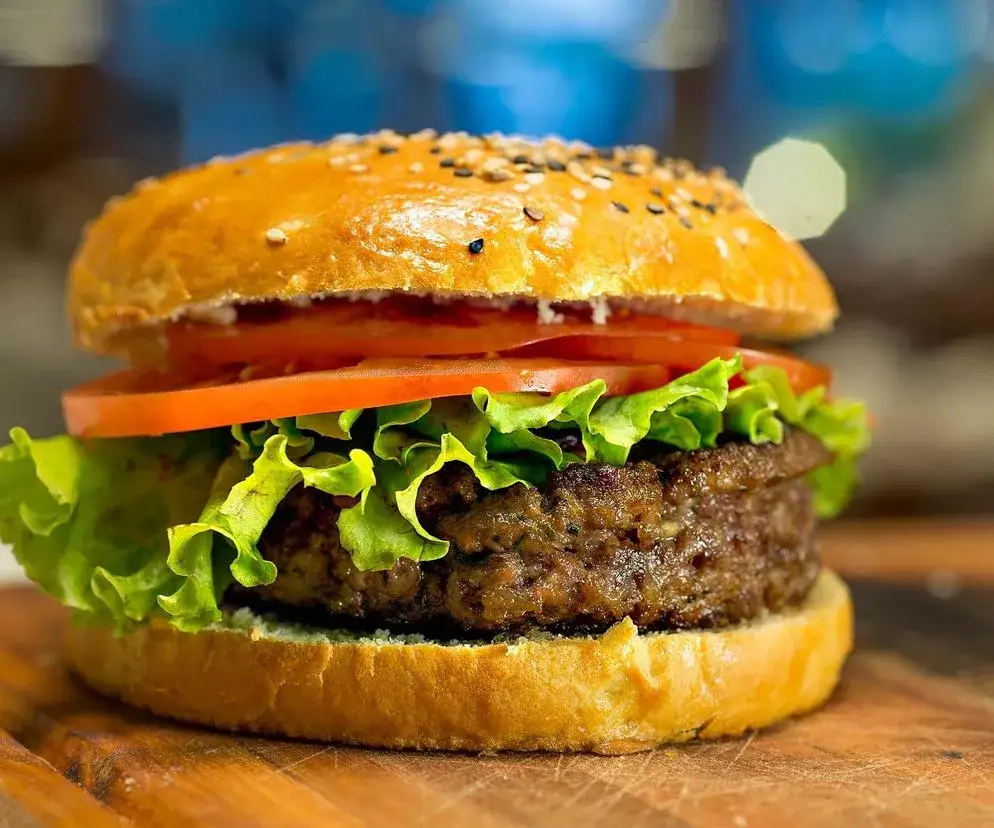 Skąd pochodzą hamburgery? Zaskakująca historia ich ewolucji