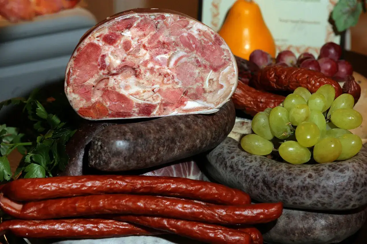 Kiełbasa z Nyski: Kultowy smak PRL-u. Gdzie zjeść dziś legendę?