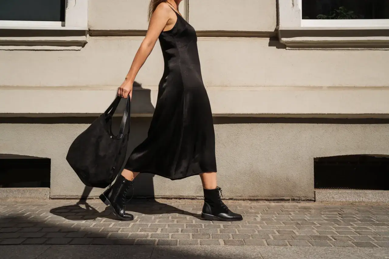 Jakie buty do czarnej sukienki i czarnych rajstop, aby zachwycić?