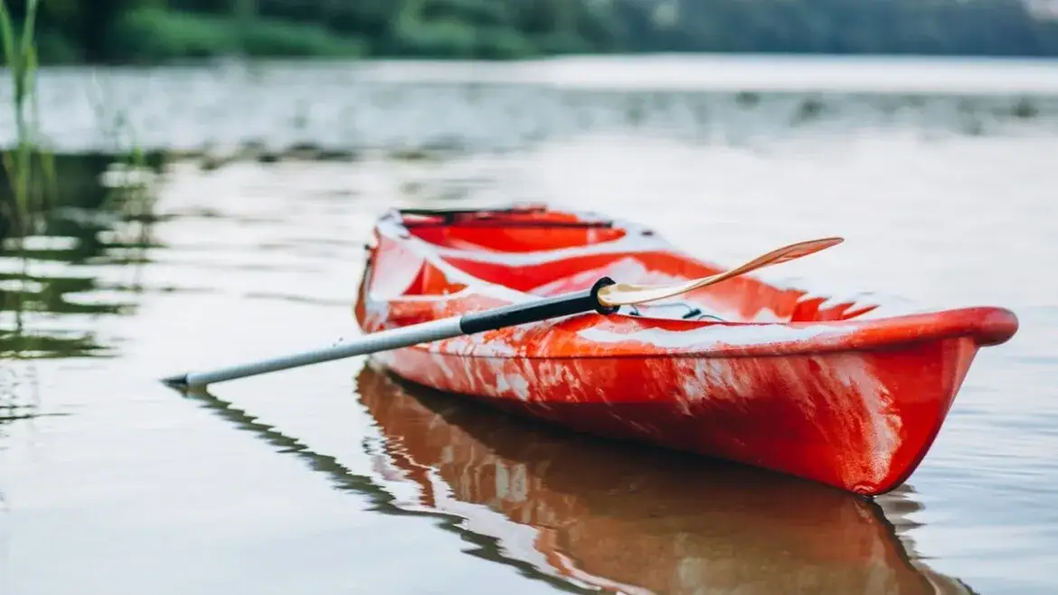 Jaki kajak turystyczny wybrać? Kluczowe cechy i porady dla każdego