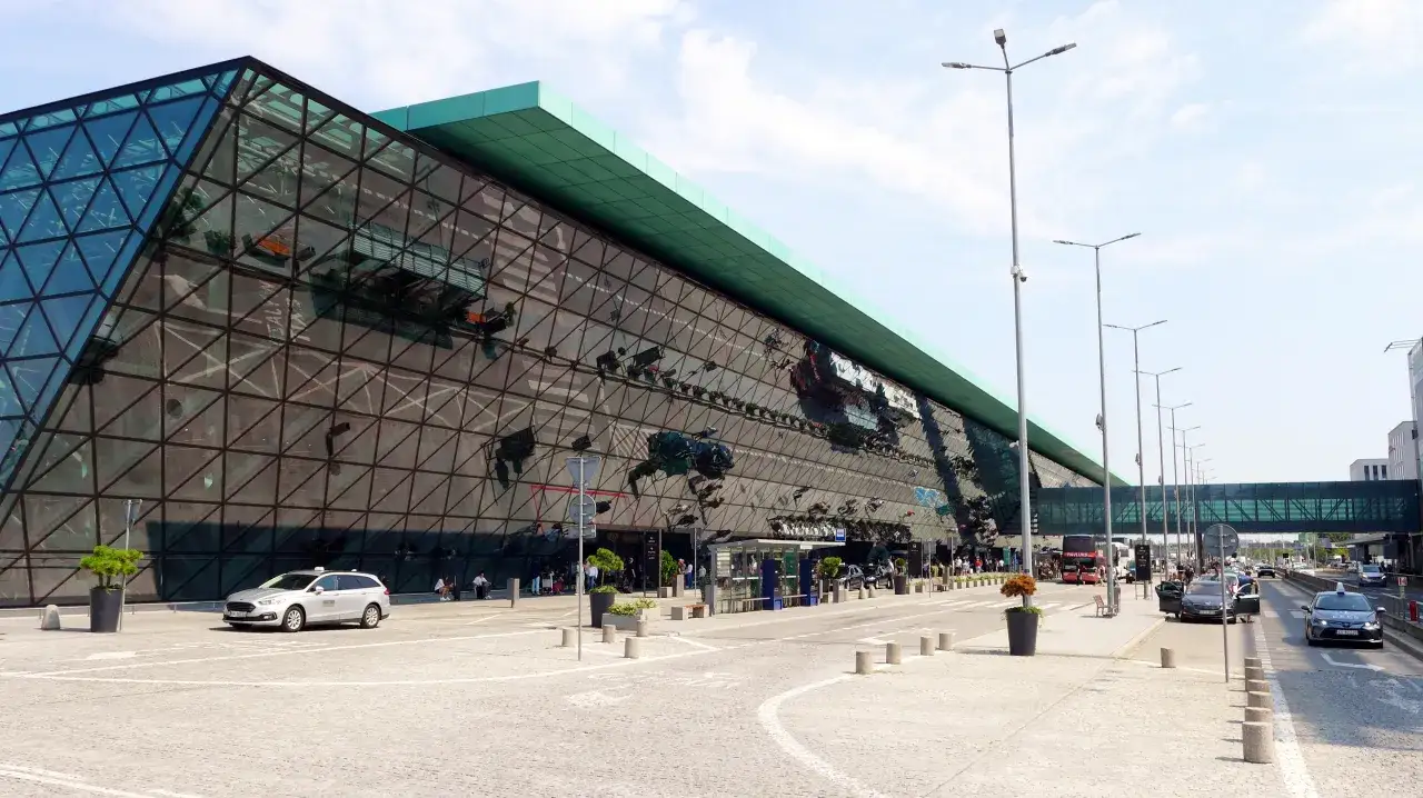 Nowoczesny terminal lotniska w Krakowie. Odpowiedź na pytanie, ile jest lotnisk w Krakowie, brzmi: jedno.