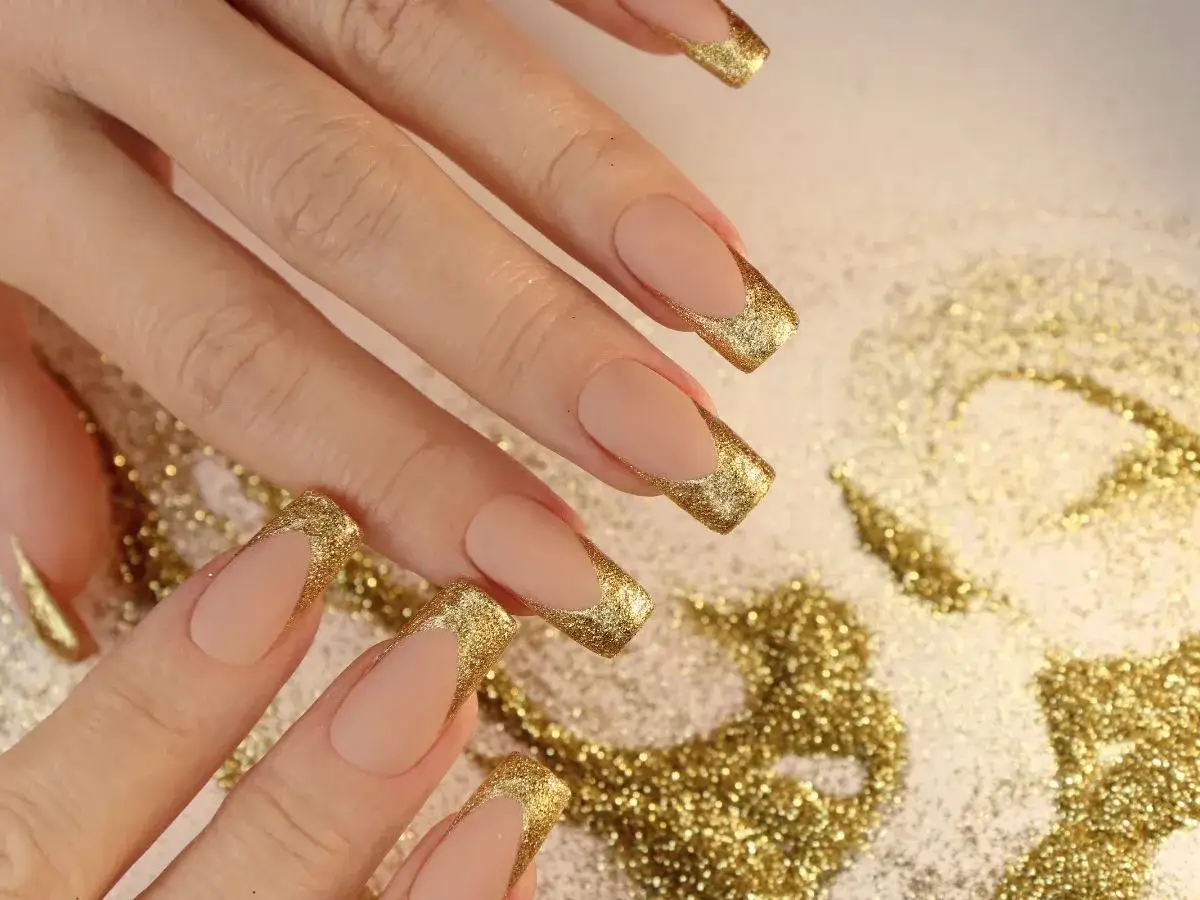 Złoty french konstrukcyjny jak zrobić? Eleganckie paznokcie z brokatowym wykończeniem.