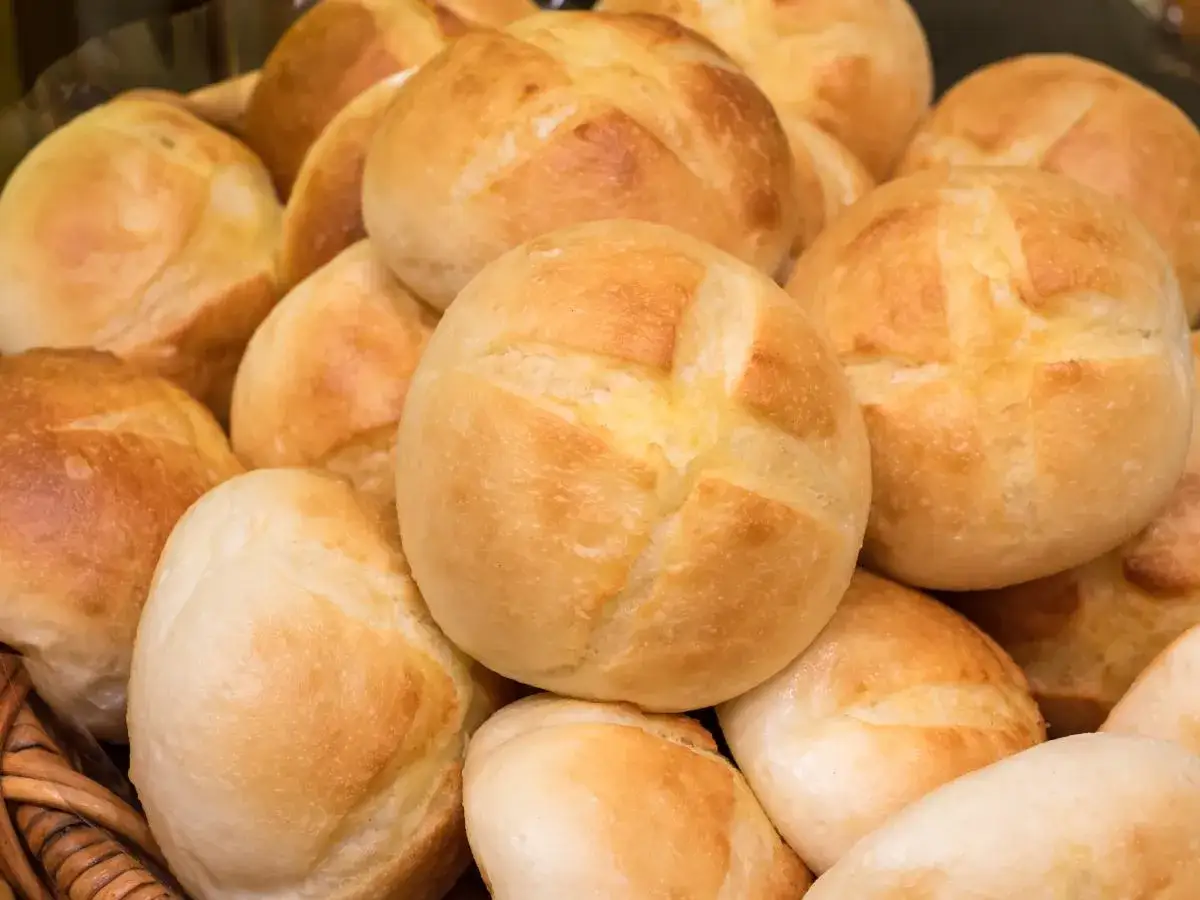 Złociste, świeżo upieczone bułeczki, idealne do śniadania. To świetny przepis na zdrowe bułki, które zachwycą domowników.