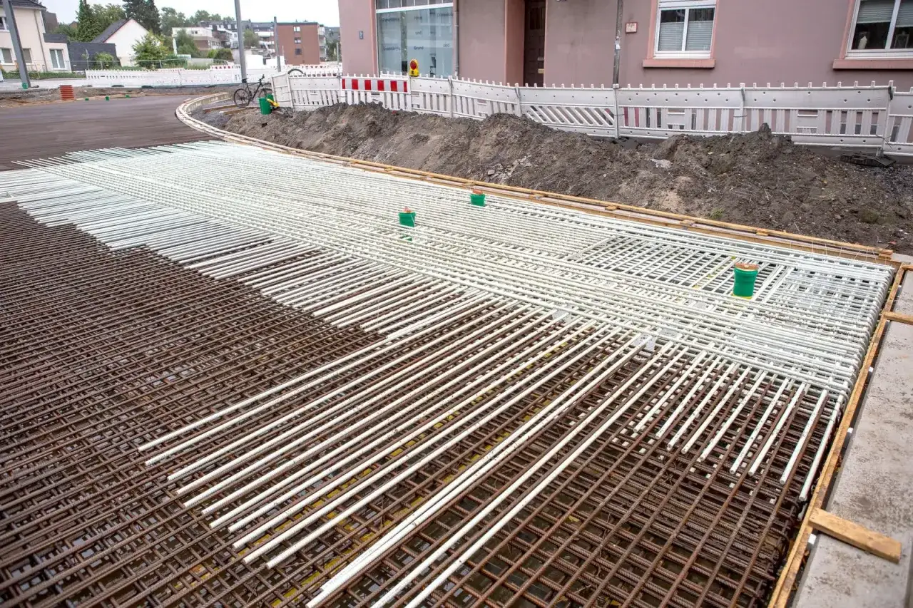 Siatka zbrojeniowa z włókna szklanego przygotowana do budowy fundamentów.