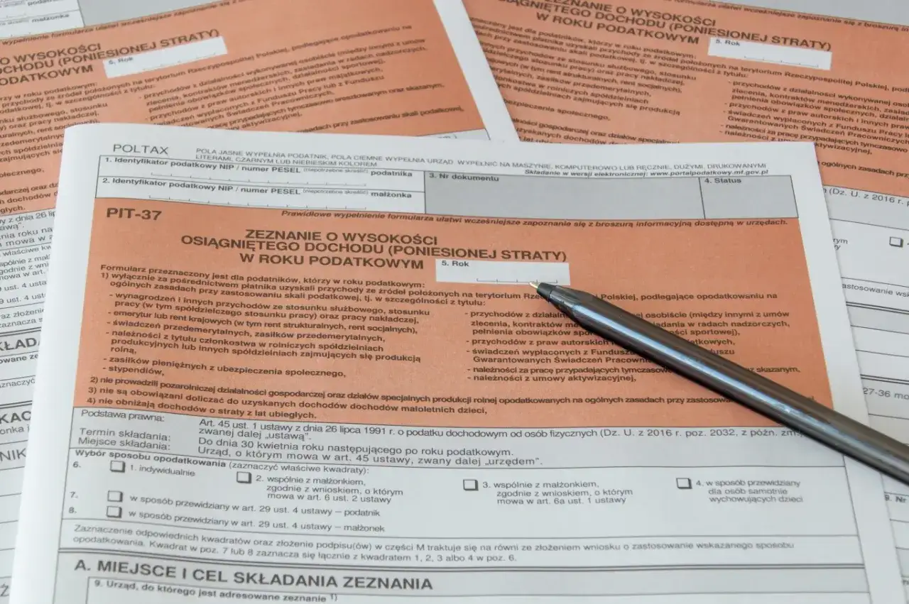 Długopis leżący na formularzu PIT-37 z tekstem "Zeznanie o wysokości dochodu (poniesionej straty) w roku podatkowym".