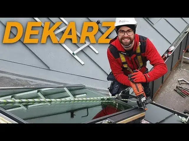 Dekarz: Co to za praca? Zarobki, wymagania, przyszłość zawodu