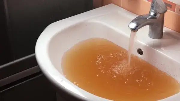 Brudna woda z kranu: Co robić? Zgłoś problem i walcz o prawa!