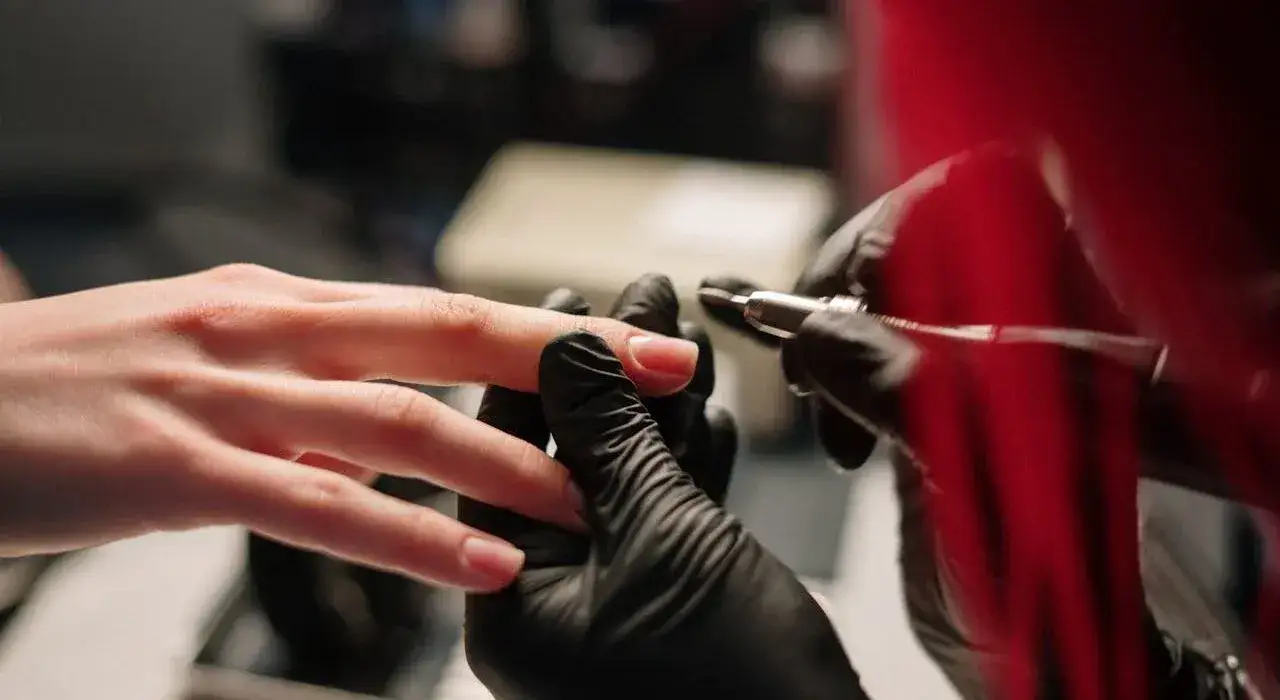 Idealna nazwa dla strony z paznokciami? Pomysły i weryfikacja!