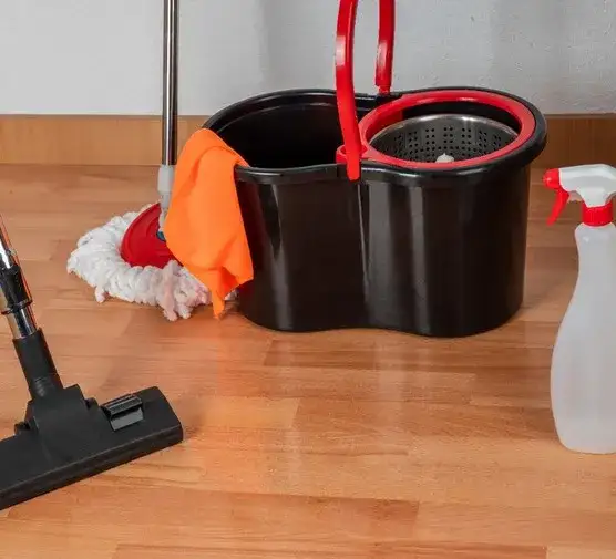 Ile octu do mycia paneli? Proporcje, które naprawdę działają.