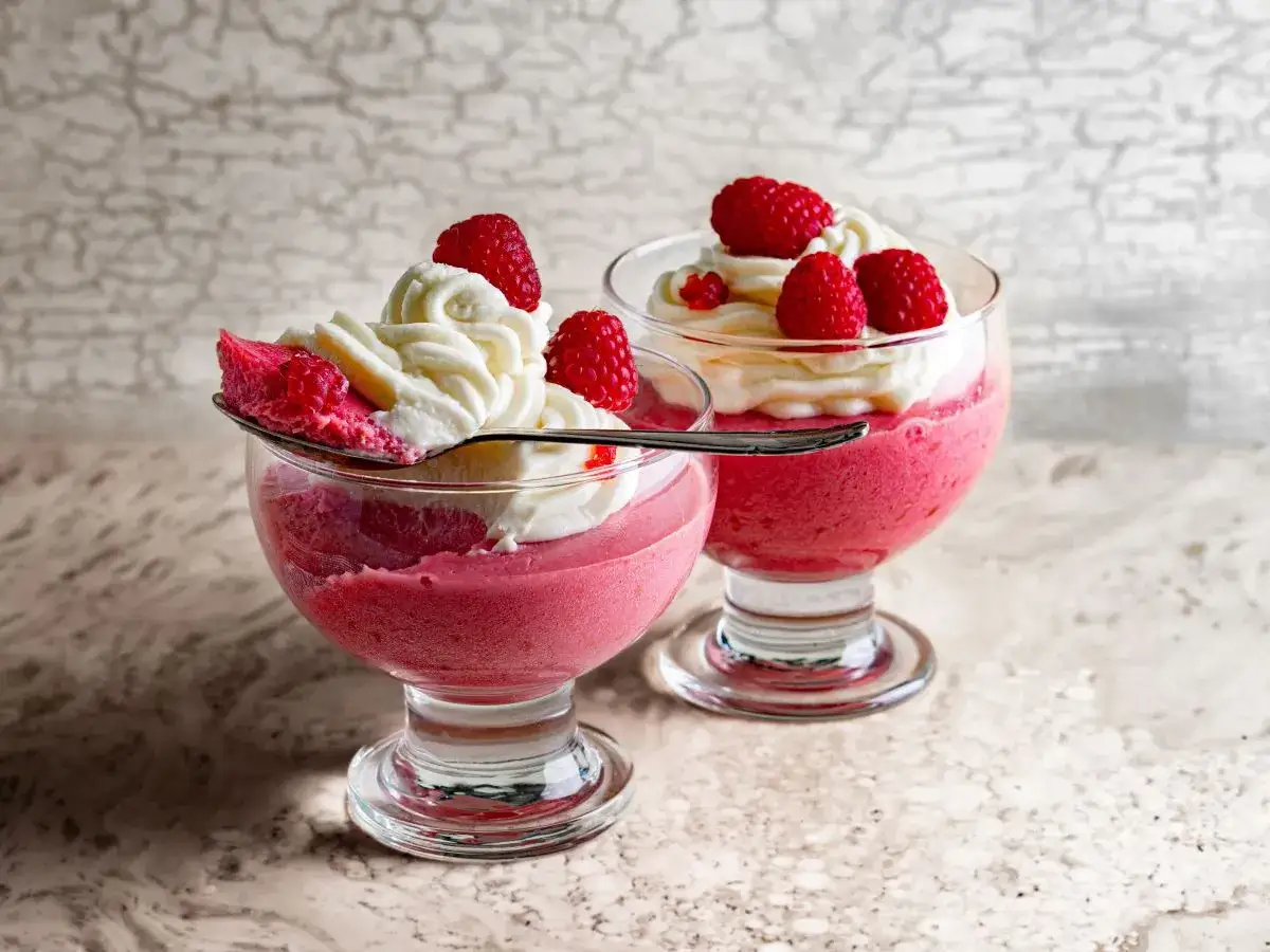 Jak zrobić mus malinowy z mrożonych malin - prosty przepis na pyszny deser