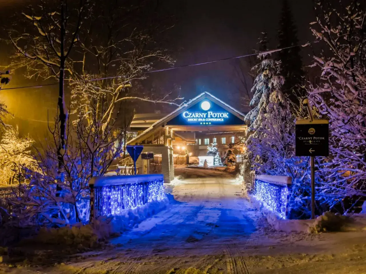 Zimowy, ośnieżony Czarny Potok Resort zaprasza na święta. Idealne miejsce, gdzie pojechać na święta bożego narodzenia w Polsce.