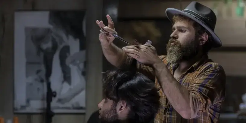 Zarobki barbera w Polsce: Ile zarobisz na etacie i własnym salonie?