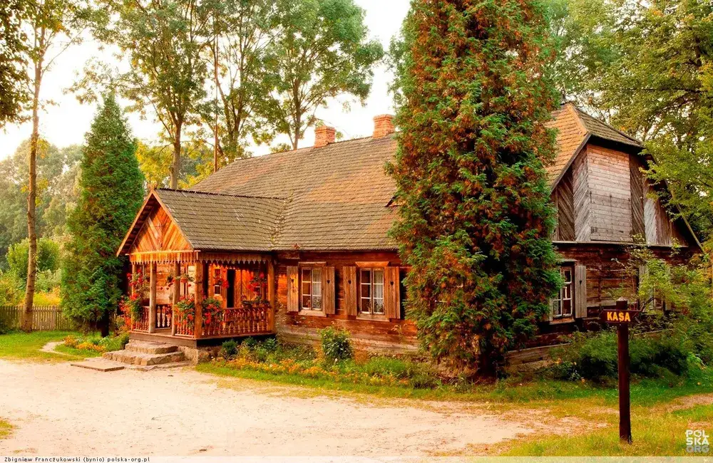 Skansen Kurpiowski Nowogród: Planuj wizytę! Atrakcje, historia, ceny