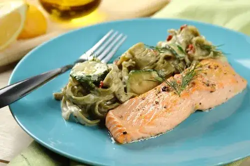 Łosoś na obiad: Co podać? 3 pomysły na idealne połączenia
