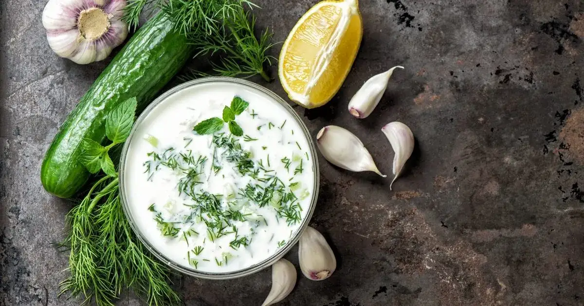 Sos czosnkowy jak z pizzerii – prosty przepis na idealny smak w domu