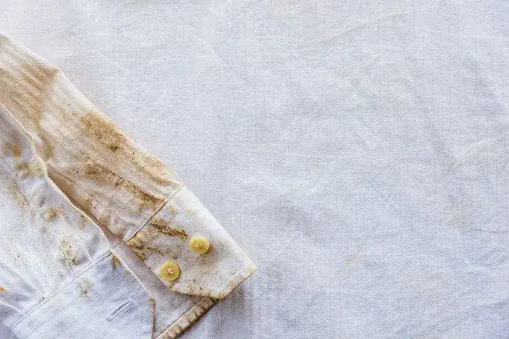 Biała bluzka z rdzą? Usuń ją! Domowe triki i profesjonalne środki