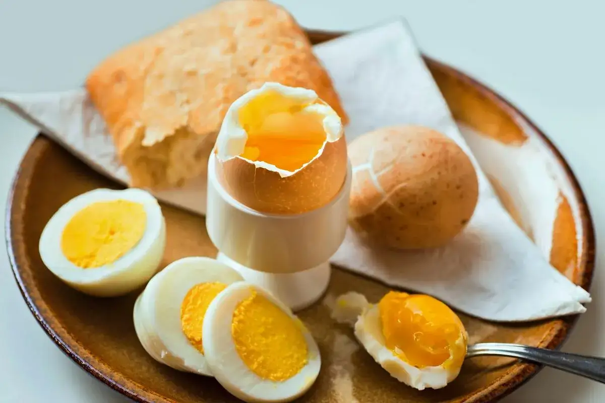 Jajka lekkostrawne: Jak je jeść, by nie obciążać żołądka?