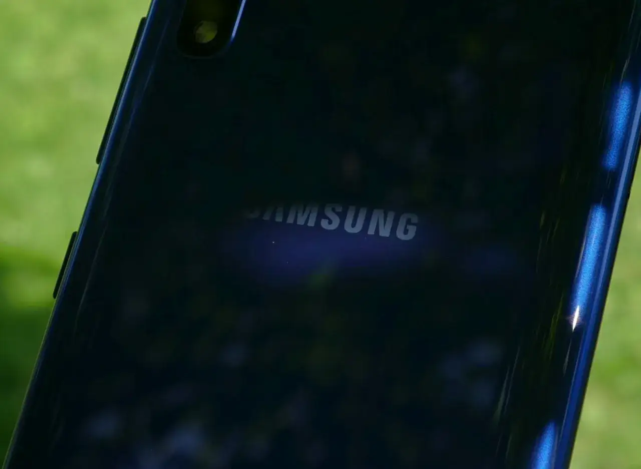 Tylna obudowa Samsung Galaxy A10, z widocznym logo Samsung. Poznaj galaxy a10 dane techniczne.