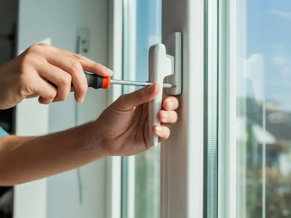 Naprawa klamki okiennej: Luźna, zablokowana? Zrób to sam!