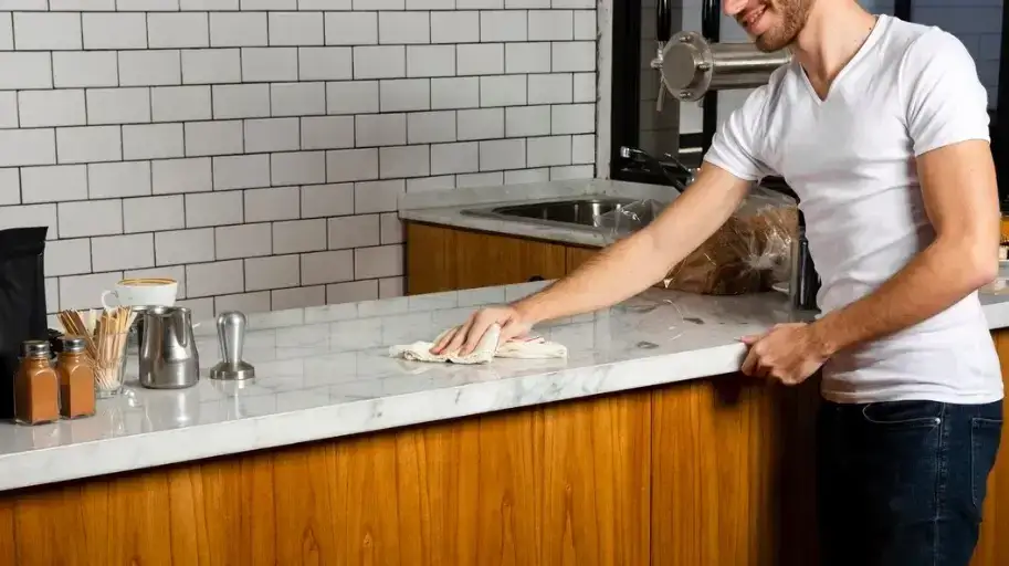 Jak usunąć spaleniznę z blatu – skuteczne sposoby na czysty blat