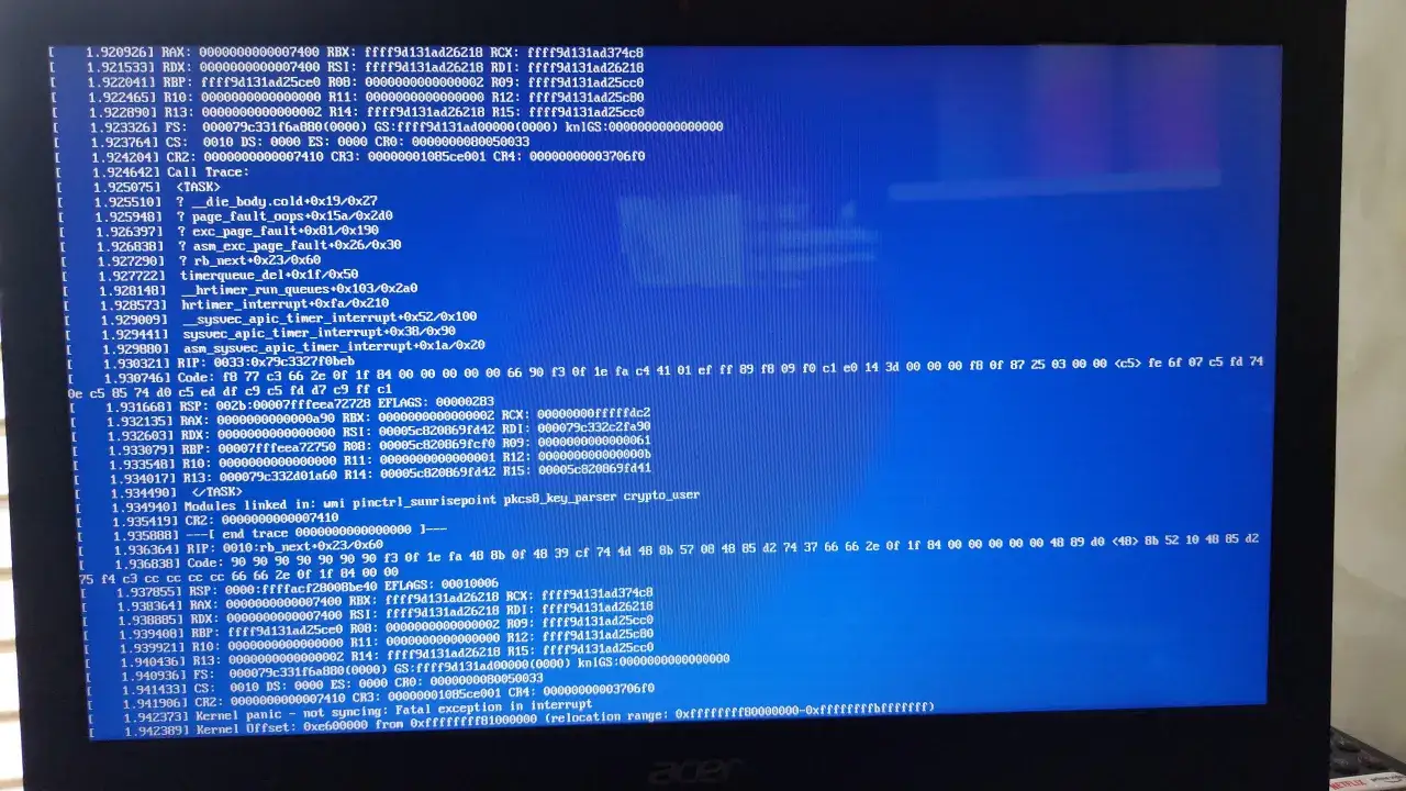 Ekran z niebieskim tłem i białym tekstem, informujący o błędzie "kernel panic". Widoczne są adresy pamięci i rejestry procesora.