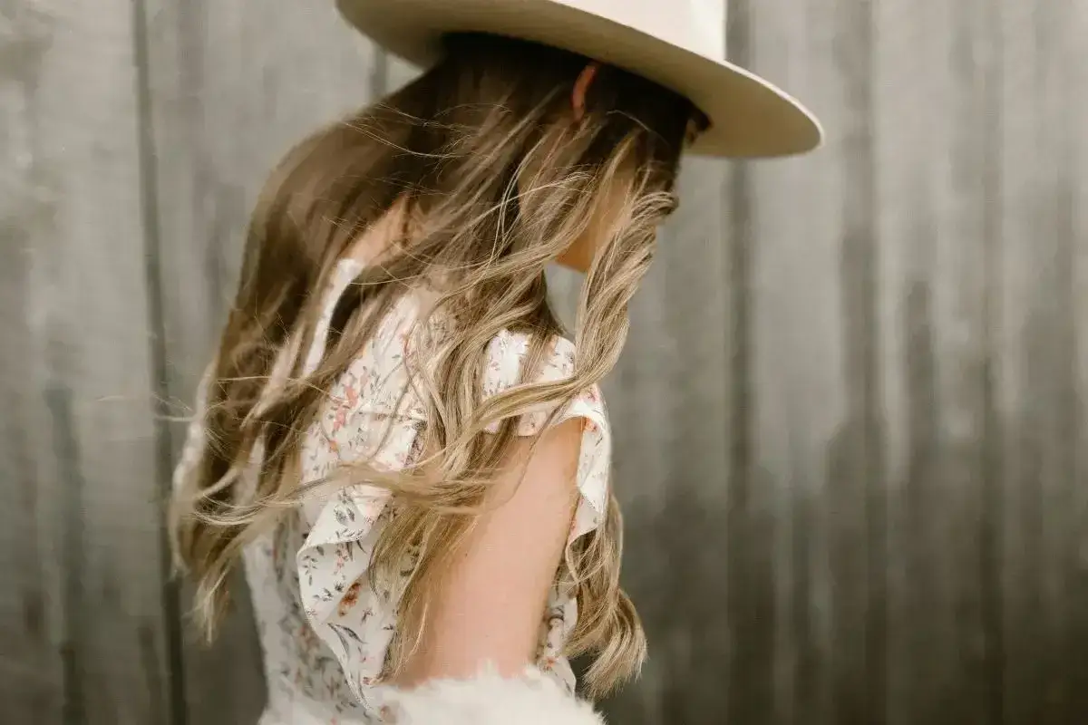 Jak się ubrać na wesele w stylu rustykalnym, by wyglądać wyjątkowo