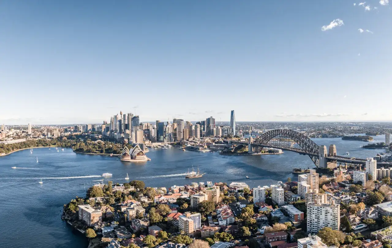 Widok na Sydney z Operą i mostem Harbour Bridge. Marzysz o podróży? Sprawdź, ile kosztuje wycieczka do Australii!