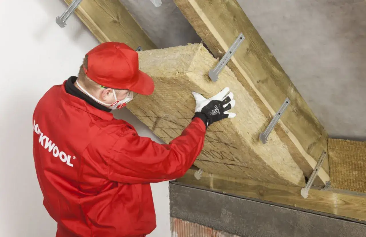 Czym docieplić poddasze? Najlepsze materiały i metody izolacji