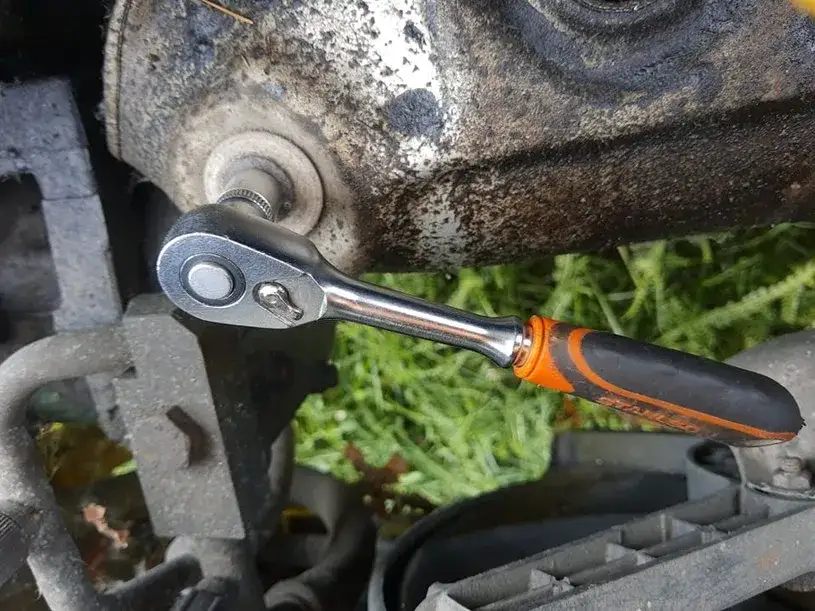 Jak skutecznie wykręcić urwaną śrubę z bloku silnika – sprawdzone metody i porady