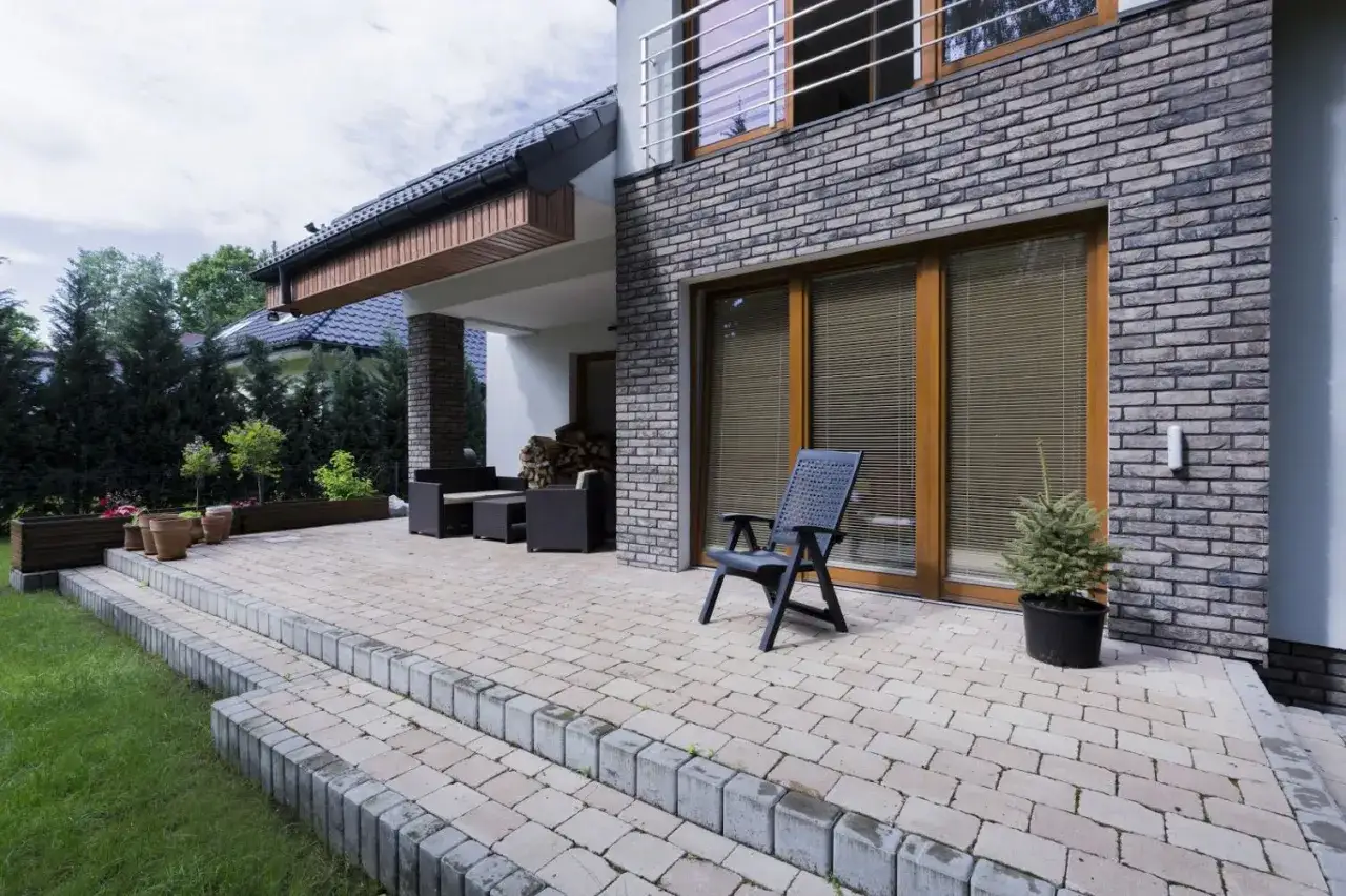 Jak wykonać taras z kostki brukowej – krok po kroku do idealnej przestrzeni