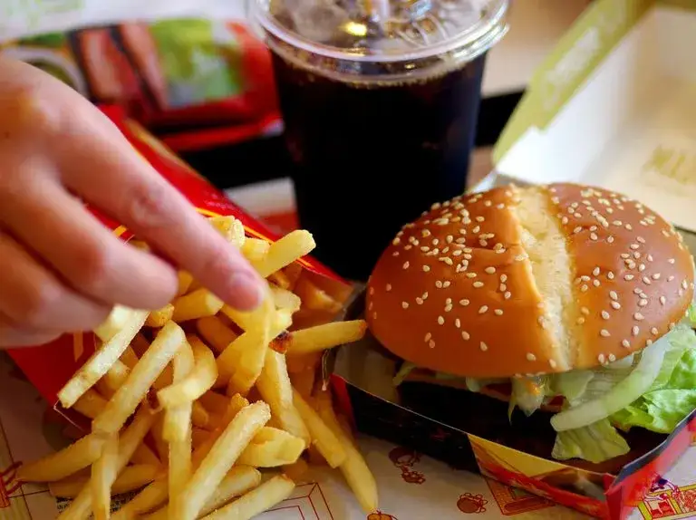 Ile kalorii ma burger drwala? Zaskakujące fakty o kaloryczności