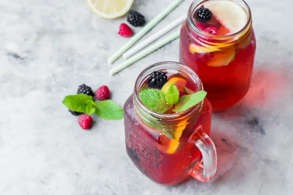 Najlepsze przepisy na czerwony drink, które zachwycą Twoich gości