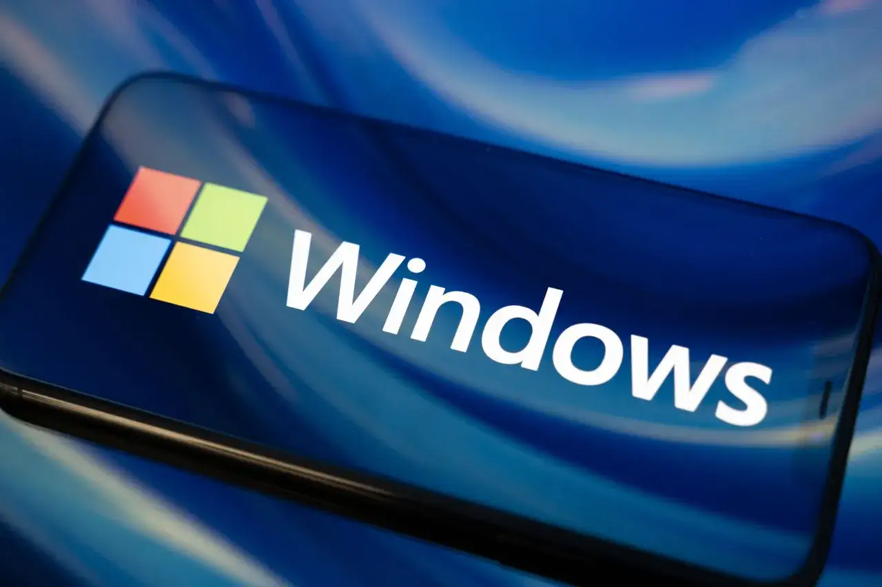 Logo Windows na ekranie smartfona. Dowiedz się, jak zablokować dostęp do internetu aplikacji Windows 10.