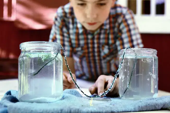 Kryształy soli w domu? Prosty eksperyment z solą i sznurkiem!