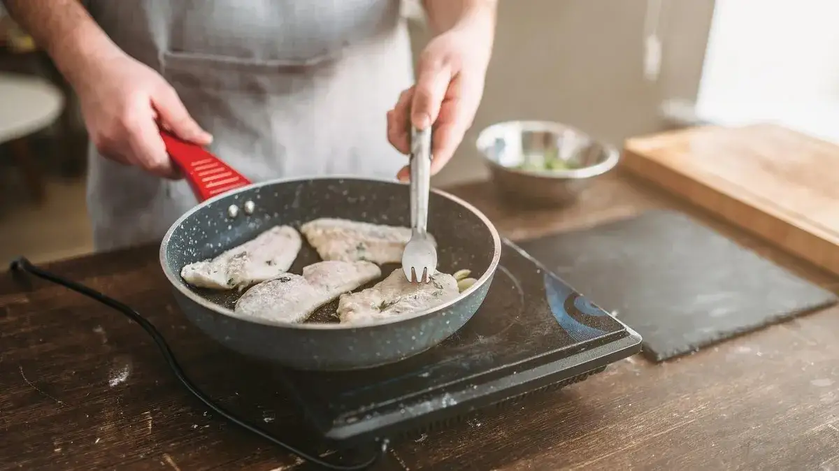 Jak smażyć rybę ze skórą, by była chrupiąca i soczysta?