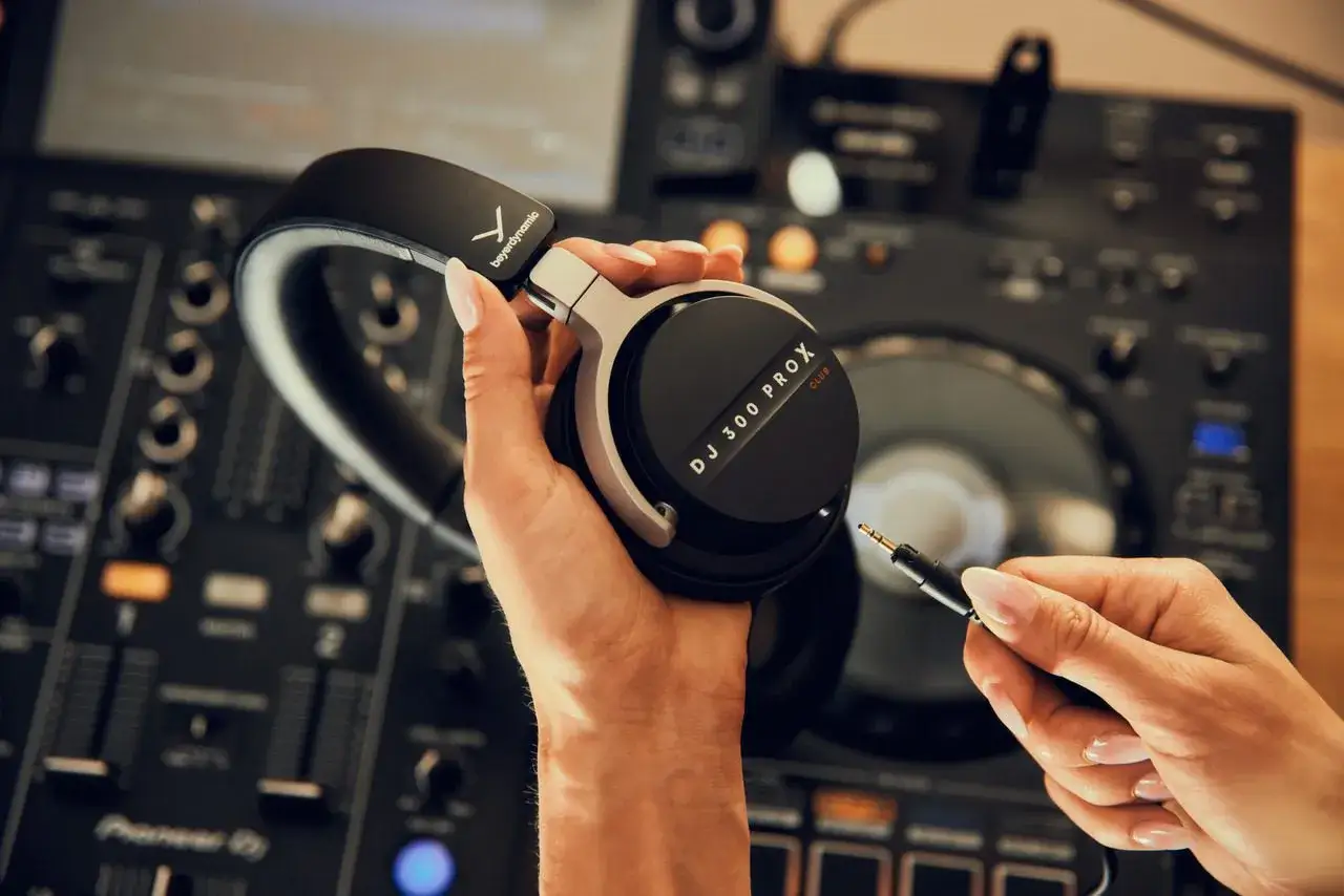 Słuchawki DJ-skie: jak wybrać idealne? Poradnik eksperta!