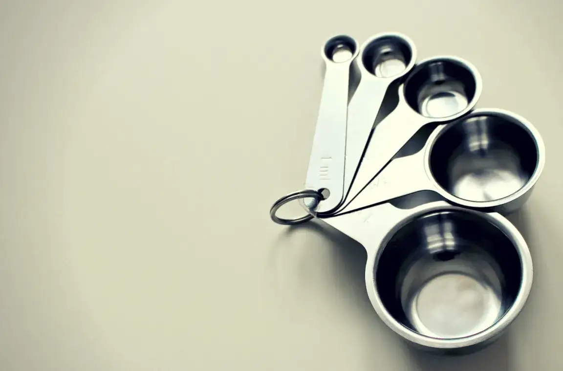 Ile gramów ma łyżka oliwy? Zaskakujące różnice w wagach!