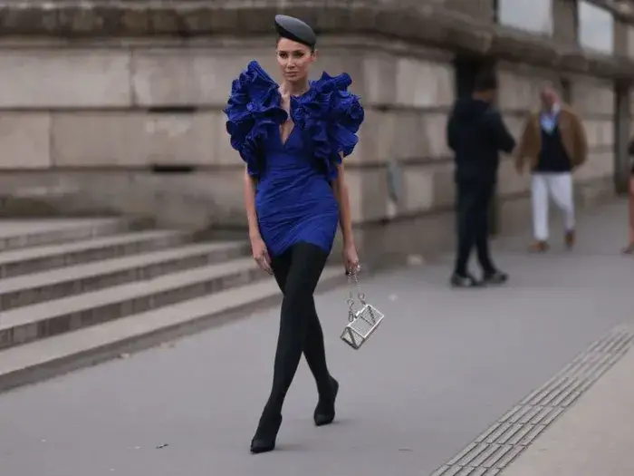 Jakie rajstopy do chabrowej sukienki, aby uniknąć modowej wpadki?